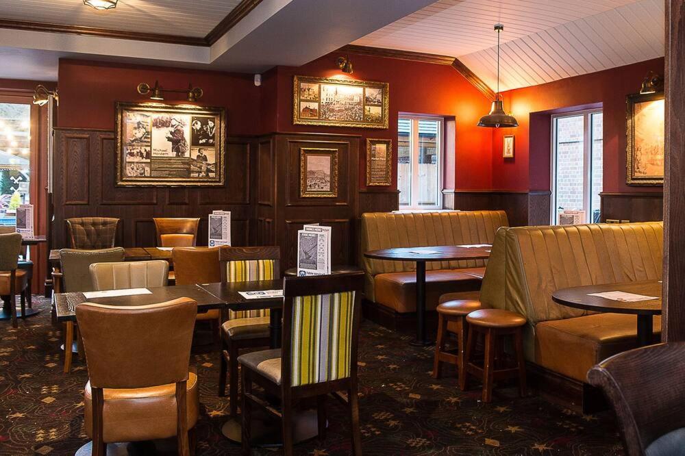 The Hatchet Inn Wetherspoon Ньюбери Экстерьер фото